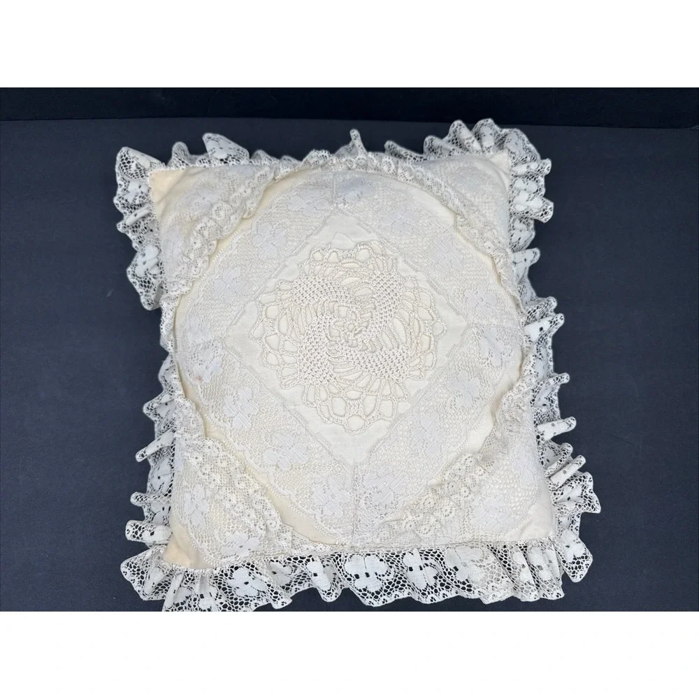 2 Vtg Crochet Throw Pillows Ivory‎ Decorative Scalloped Edge Grandma Boho Hippie